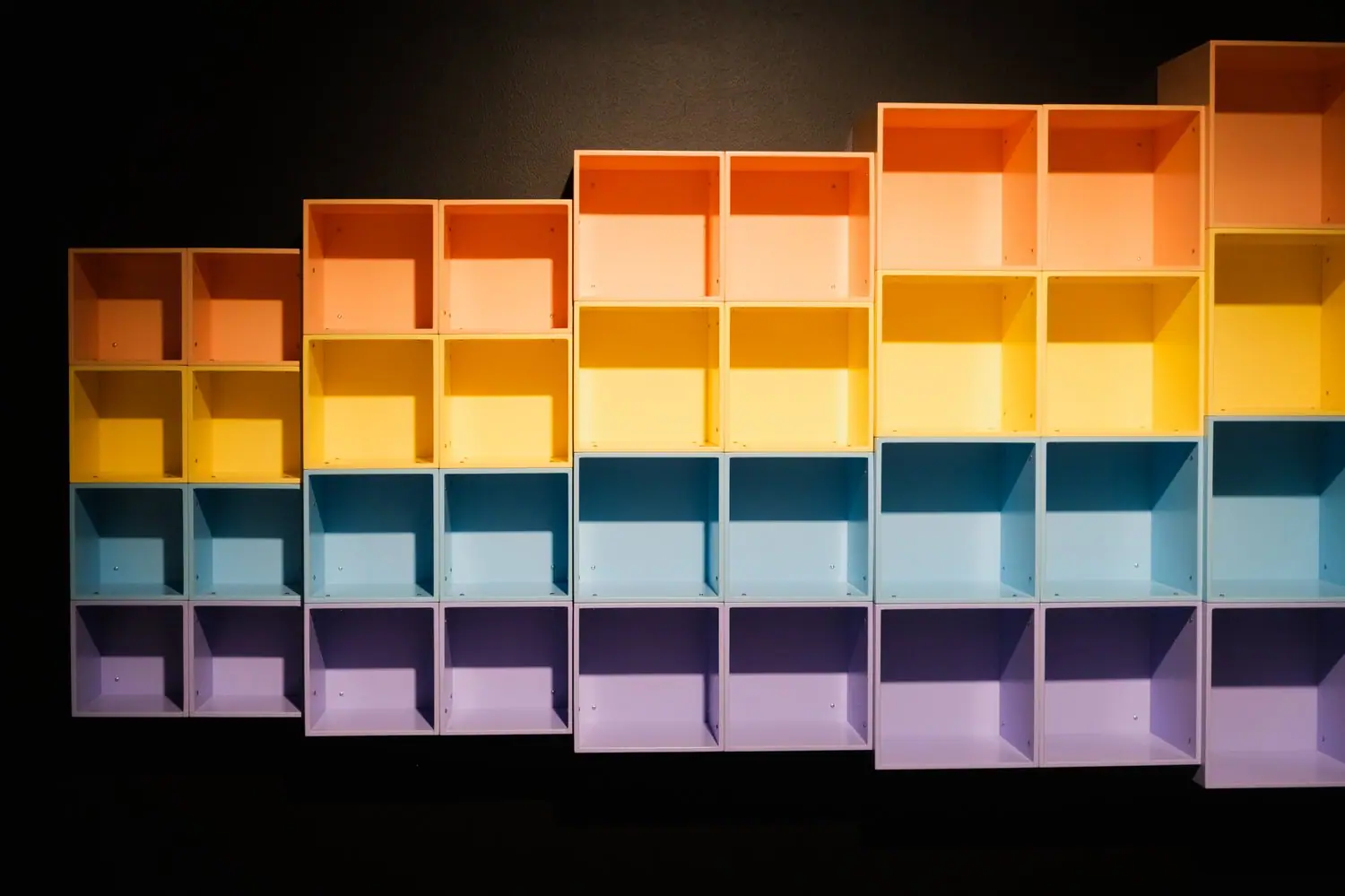 Organizacja domowej biblioteczki według kolorów - rainbow bookshelf