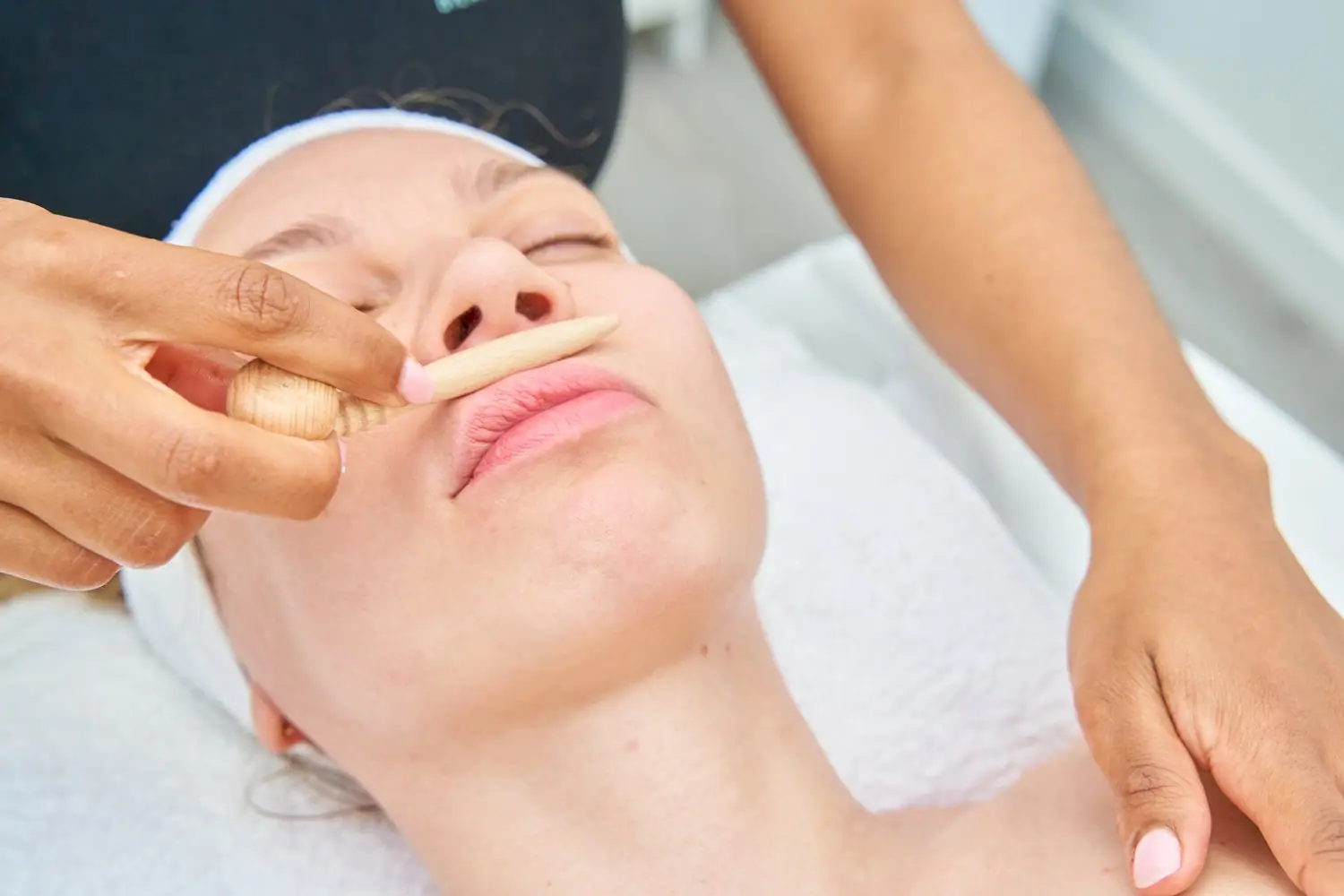 Dermaplaning w domu - bezpieczna eksfoliacja twarzy