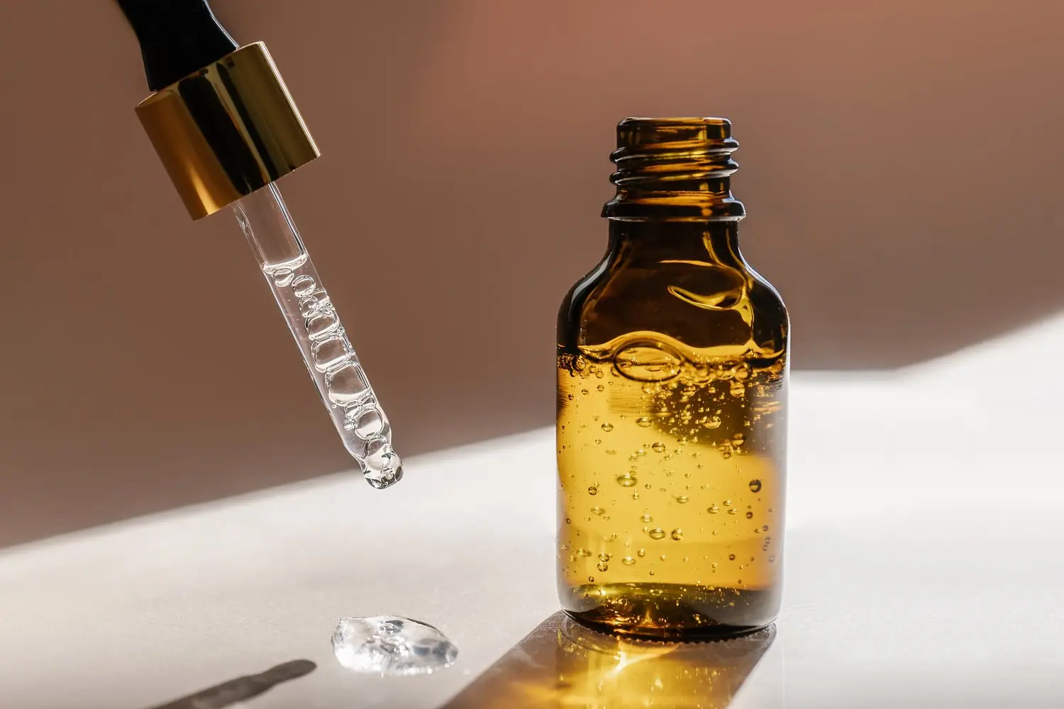 Domowe serum pod oczy - naturalne składniki rozjaśniające