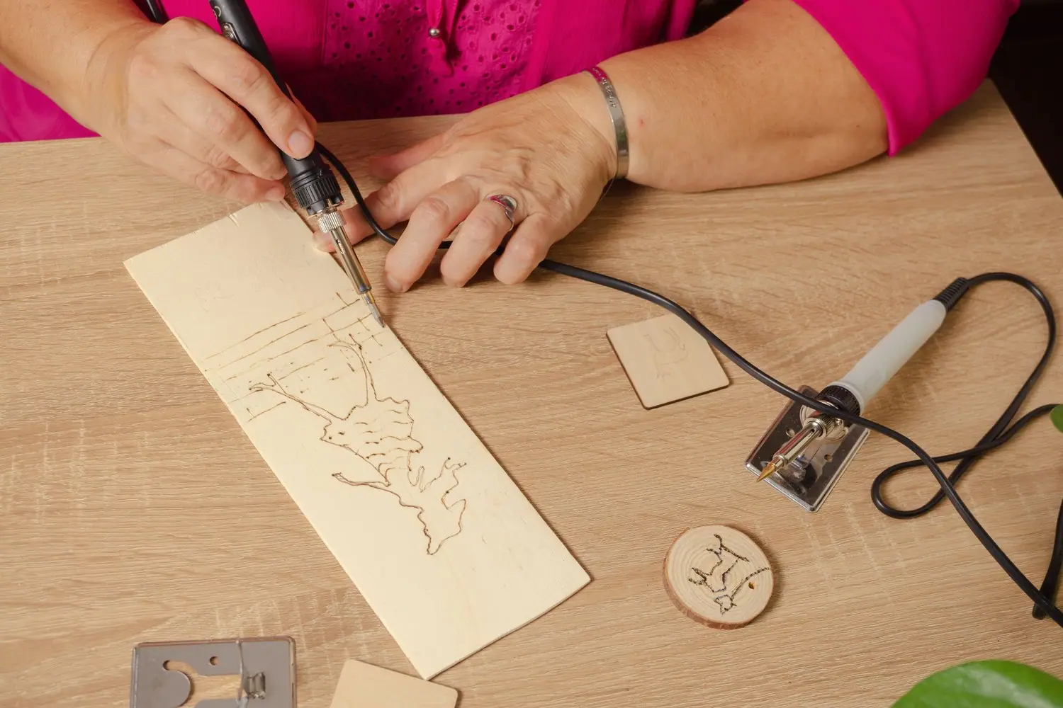 Pyrografia - wypalanie wzorów w drewnie jako hobby artystyczne